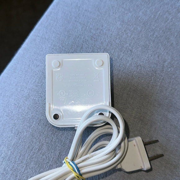 Philips Sonicare charger, two brush stand, and two travel containers. - Picture 8 of 10